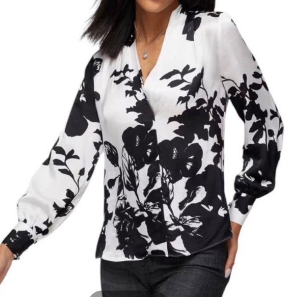 White House Black Market Floral Blouse Small Black Ecru V-Neck NWT - Picture 2 of 10